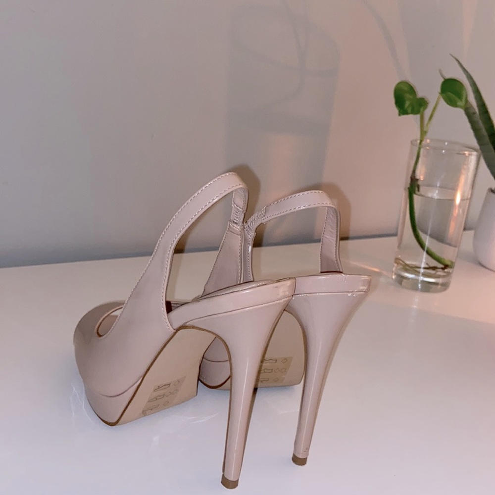 Heel. - Picture 3 of 10